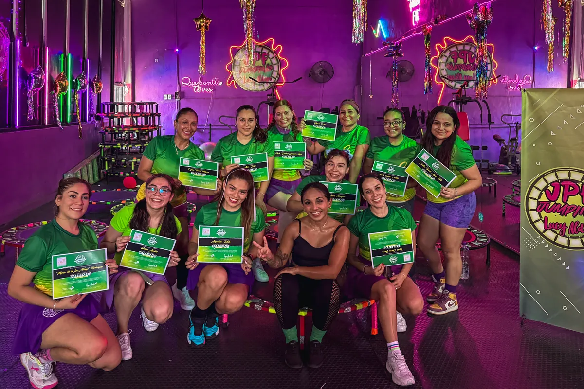 Instructoras con su constancia del taller de actualización