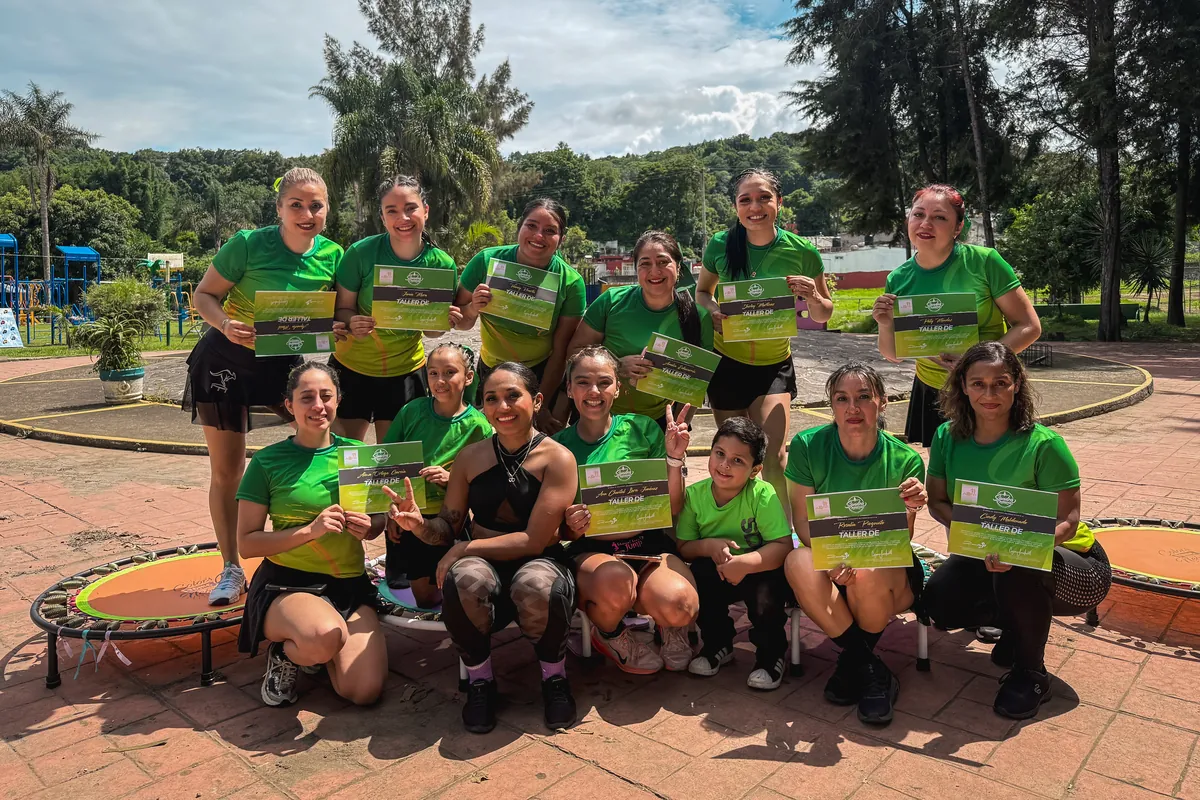 Grupo de instructoras con su constancia al aire libre
