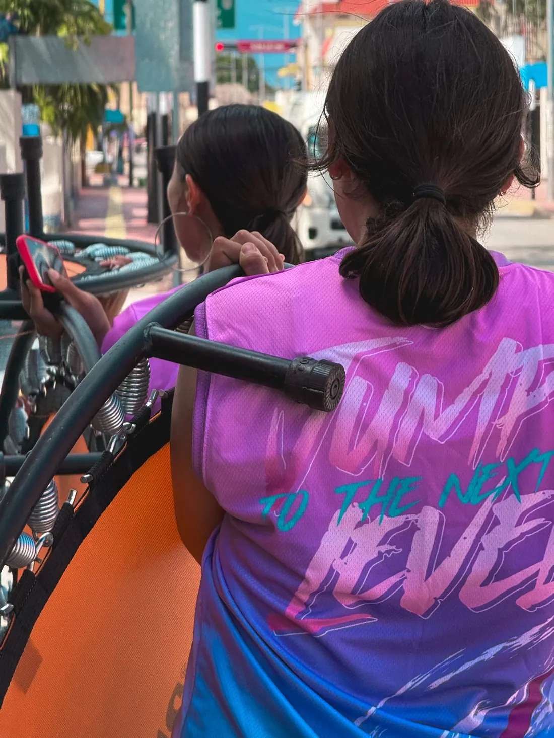 Espalda de la playera con la frase Jump to the next level durante una clase