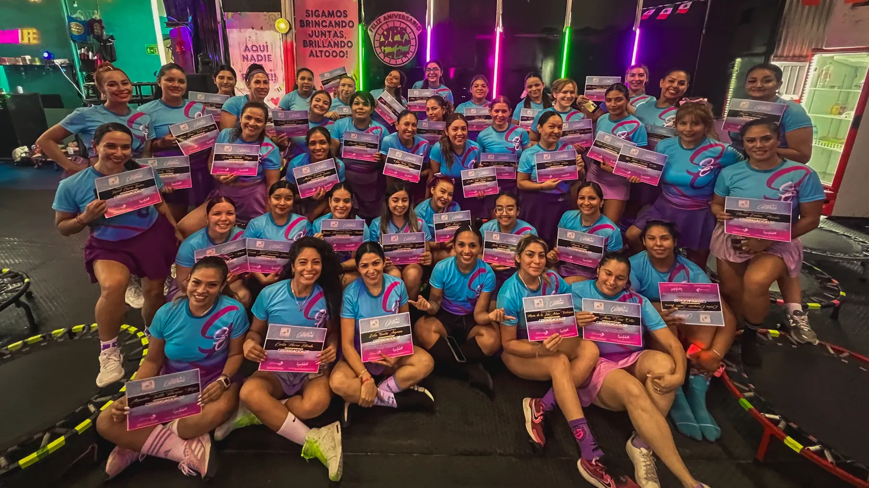 Generación de instructoras con la playera de temporada puesta